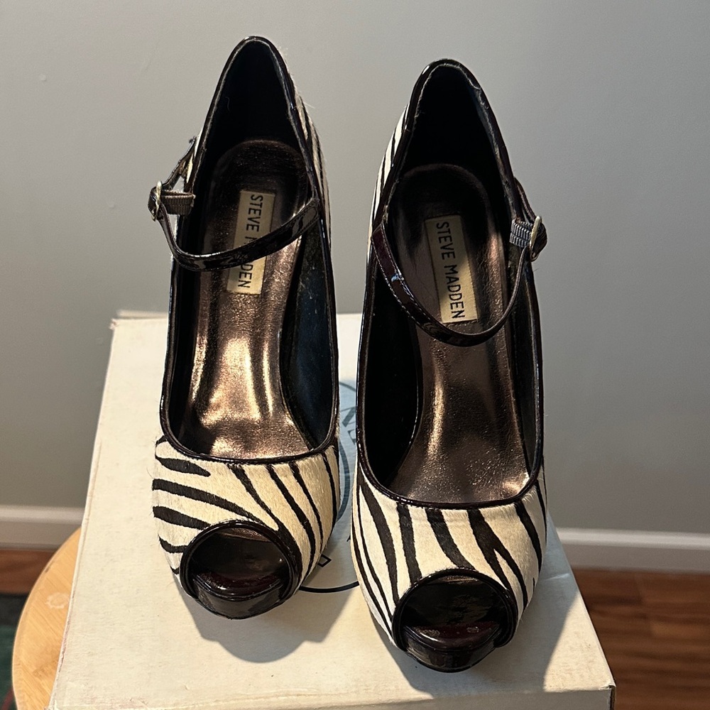 Steve Madden Black and Cream Striped Heels - Picture 4 of 4